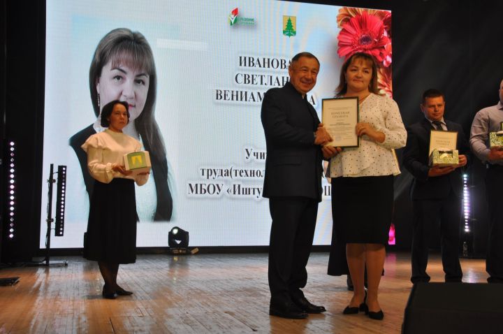 Укытучылар көне уңаеннан үткәрелгән бәйрәм чарасында 70кә якын мәгариф хезмәткәре сәхнә түренә чакырылып хөрмәтләнде
