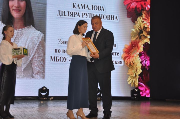 Укытучылар көне уңаеннан үткәрелгән бәйрәм чарасында 70кә якын мәгариф хезмәткәре сәхнә түренә чакырылып хөрмәтләнде