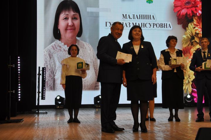 Укытучылар көне уңаеннан үткәрелгән бәйрәм чарасында 70кә якын мәгариф хезмәткәре сәхнә түренә чакырылып хөрмәтләнде