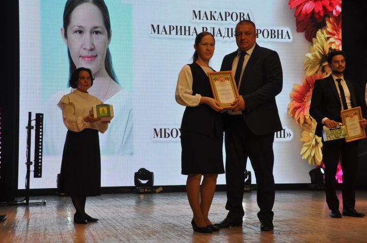 Укытучылар көне уңаеннан үткәрелгән бәйрәм чарасында 70кә якын мәгариф хезмәткәре сәхнә түренә чакырылып хөрмәтләнде