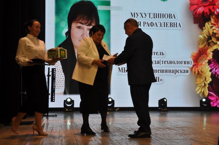 Укытучылар көне уңаеннан үткәрелгән бәйрәм чарасында 70кә якын мәгариф хезмәткәре сәхнә түренә чакырылып хөрмәтләнде