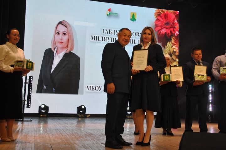 Укытучылар көне уңаеннан үткәрелгән бәйрәм чарасында 70кә якын мәгариф хезмәткәре сәхнә түренә чакырылып хөрмәтләнде