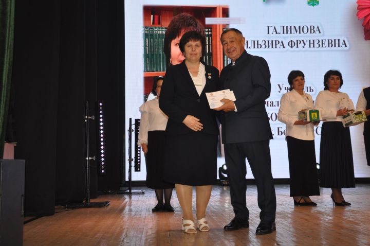 Укытучылар көне уңаеннан үткәрелгән бәйрәм чарасында 70кә якын мәгариф хезмәткәре сәхнә түренә чакырылып хөрмәтләнде