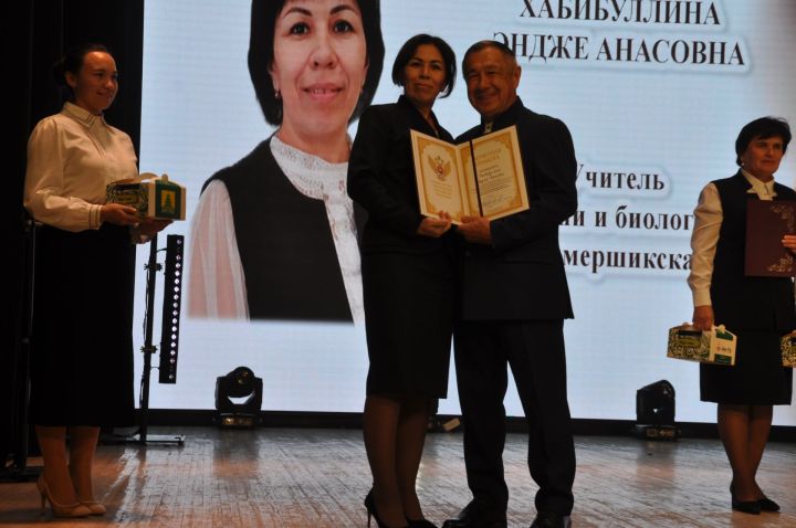 Укытучылар көне уңаеннан үткәрелгән бәйрәм чарасында 70кә якын мәгариф хезмәткәре сәхнә түренә чакырылып хөрмәтләнде