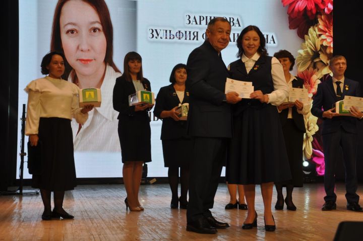 Укытучылар көне уңаеннан үткәрелгән бәйрәм чарасында 70кә якын мәгариф хезмәткәре сәхнә түренә чакырылып хөрмәтләнде