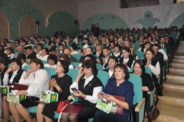 Укытучылар көне уңаеннан үткәрелгән бәйрәм чарасында 70кә якын мәгариф хезмәткәре сәхнә түренә чакырылып хөрмәтләнде