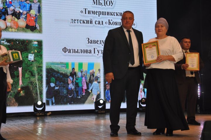 Укытучылар көне уңаеннан үткәрелгән бәйрәм чарасында 70кә якын мәгариф хезмәткәре сәхнә түренә чакырылып хөрмәтләнде