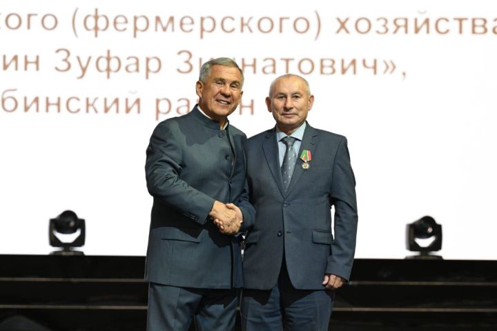 Җитәкче Татарстан  Республикасы  алдындагы  хезмәтләре   өчен бүләкләнде