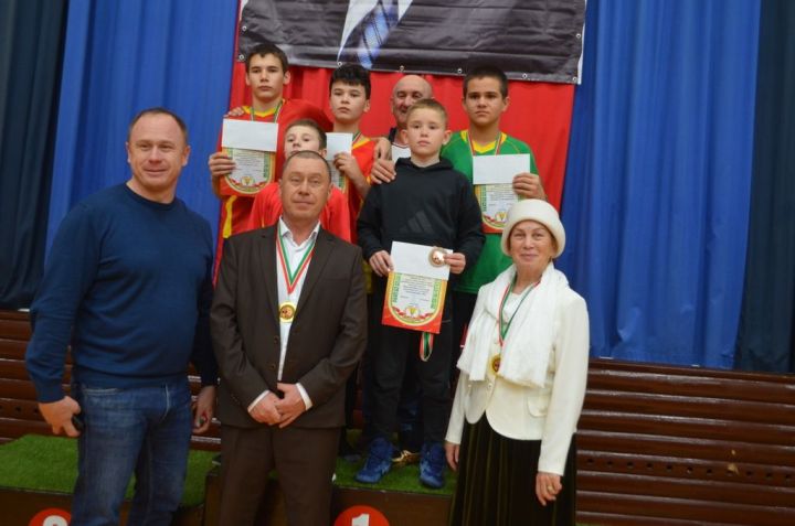 Фәргать Нәбиуллин истәлегенә ачык  көрәш турниры