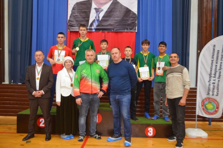 Фәргать Нәбиуллин истәлегенә ачык  көрәш турниры