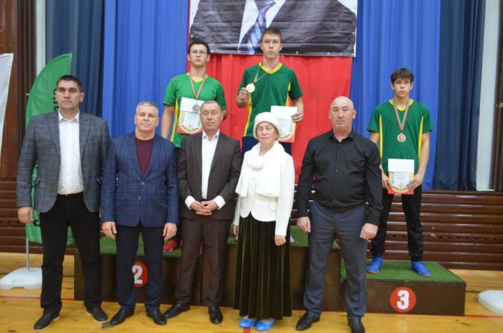 Фәргать Нәбиуллин истәлегенә ачык  көрәш турниры