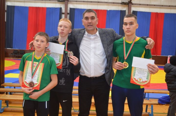 Фәргать Нәбиуллин истәлегенә ачык  көрәш турниры