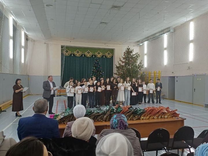 Олы Кибәче урта мәктәбендә укучылар өчен Яңа ел бәйрәме узды