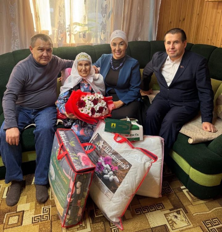 Ике Басу Арташ авылында яшәүче Әлфинур Ярмөхәммәтованы 90 яшьлек юбилее белән тәбрикләделәр