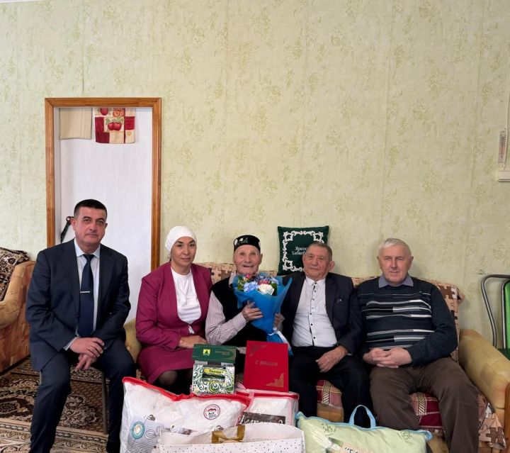 Сабада яшәүче Вафи ага Ибатуллинны 90 яшьлек юбилее белән котладылар