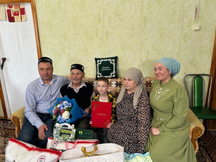 Сабада яшәүче Вафи ага Ибатуллинны 90 яшьлек юбилее белән котладылар