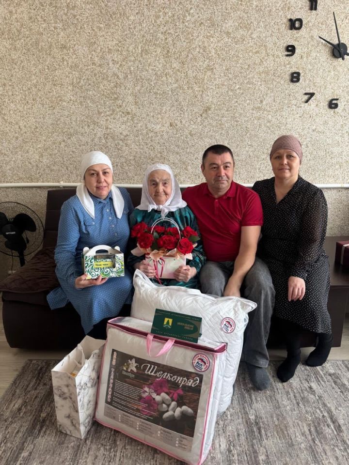 Килдебәк  авылында гомер итүче Кабирова Фәягөл Йосып кызын олы юбилее белән тәбрикләделәр