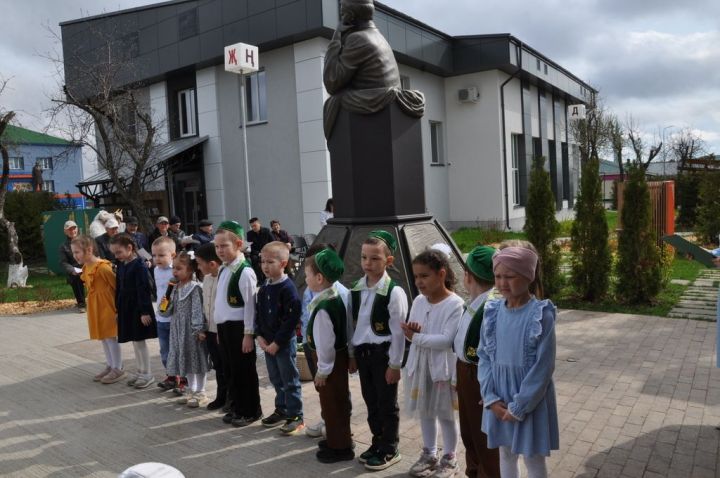 Безне Тукай тәрбияли