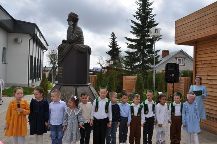 Безне Тукай тәрбияли