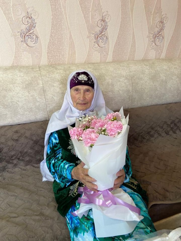 Олы Шыңар авылында яшәүче  Наилә  Сафинаны  олы юбилее белән котладылар