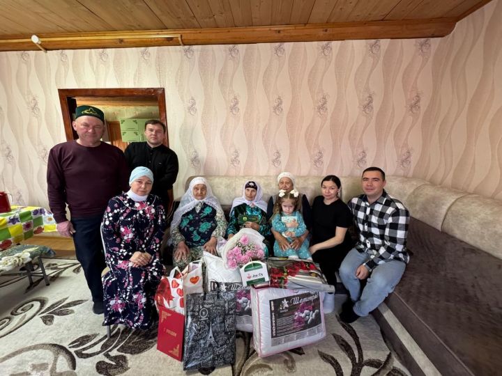 Олы Шыңар авылында яшәүче  Наилә  Сафинаны  олы юбилее белән котладылар