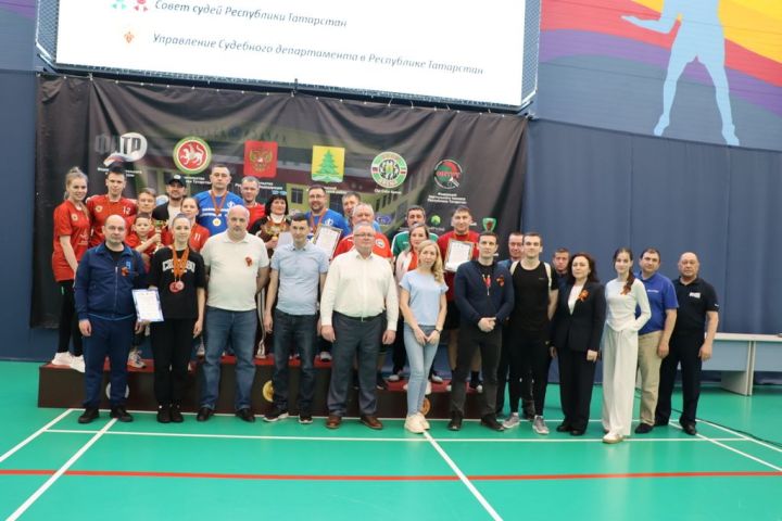 Судьяларны теннис  реферилары “хөкем итте”