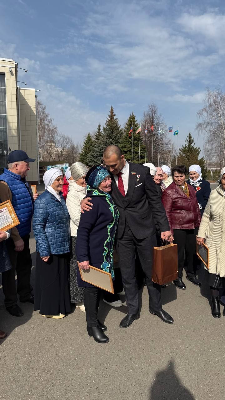 Саба волонтерлары Кызыл Байраклы Жуков орденлы Казан югары танк команда училищесында кунакта булды