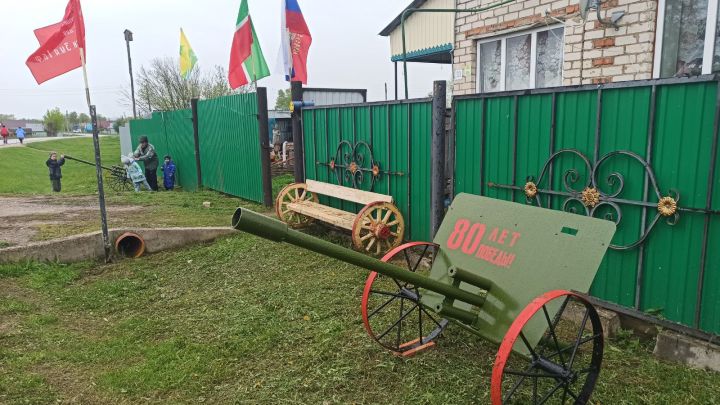 Елыш авылында яшәүче Җиңү бәйрәменә капка каршысын бизәгән