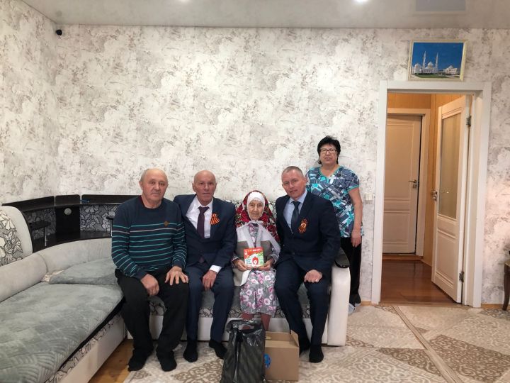 Олы Нырты авыл җирлегендә Җиңү бәйрәменә багышланган митингтан соң тыл ветераннарының өйләренә барып хәлләрен белделәр