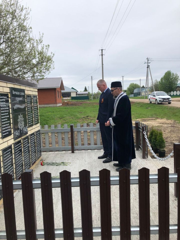 Олы Нырты авыл җирлегендә Җиңү бәйрәменә багышланган митингтан соң тыл ветераннарының өйләренә барып хәлләрен белделәр