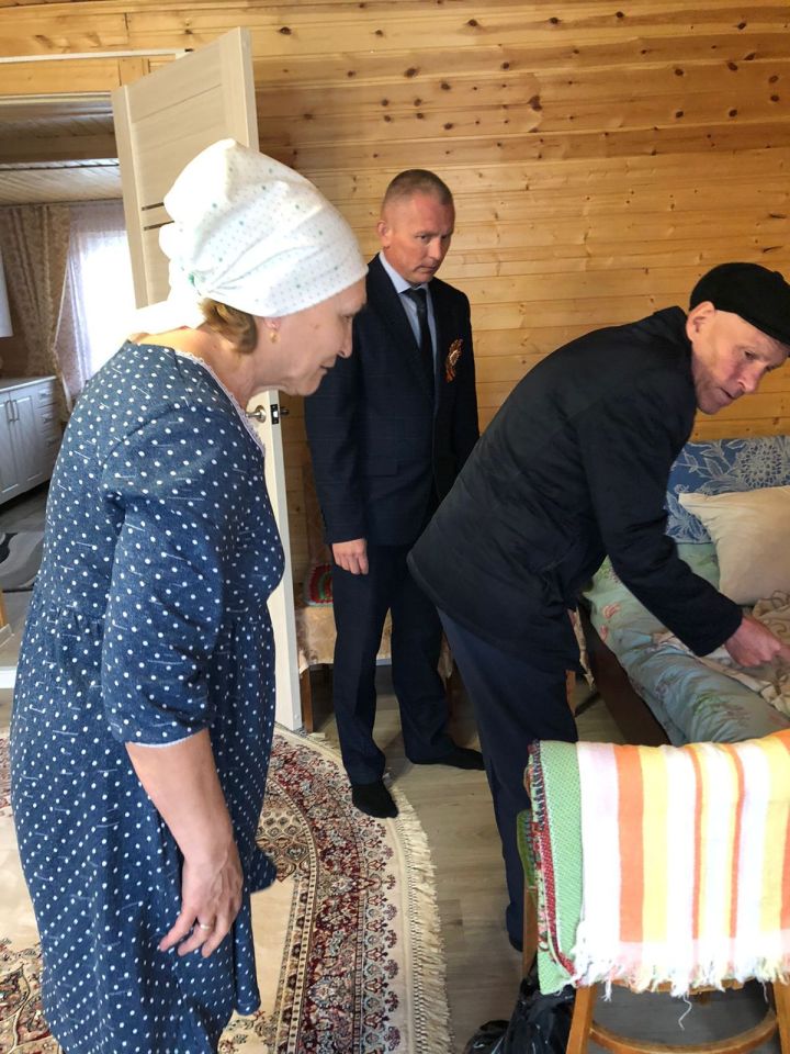 Олы Нырты авыл җирлегендә Җиңү бәйрәменә багышланган митингтан соң тыл ветераннарының өйләренә барып хәлләрен белделәр