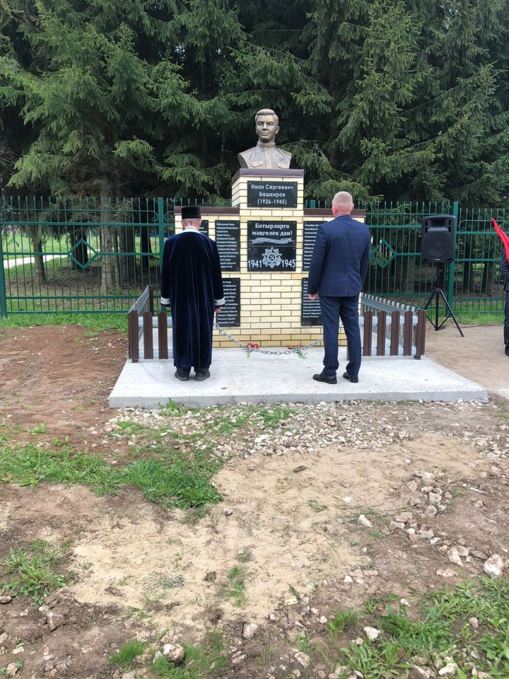 Олы Нырты авыл җирлегендә Җиңү бәйрәменә багышланган митингтан соң тыл ветераннарының өйләренә барып хәлләрен белделәр