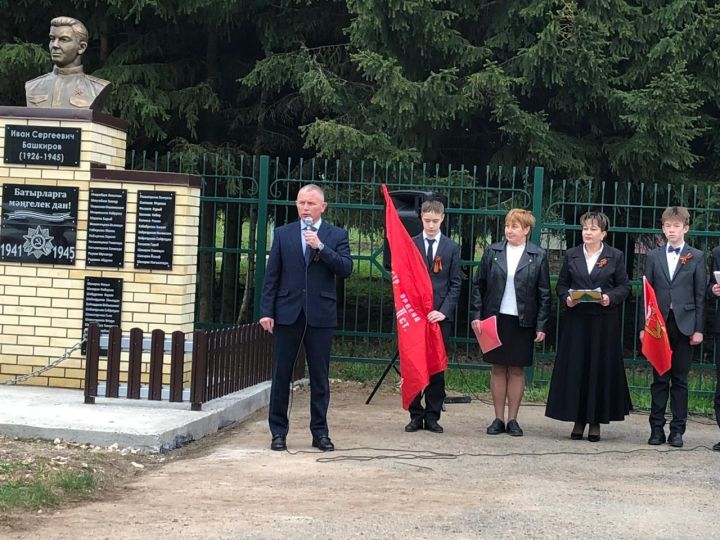 Олы Нырты авыл җирлегендә Җиңү бәйрәменә багышланган митингтан соң тыл ветераннарының өйләренә барып хәлләрен белделәр