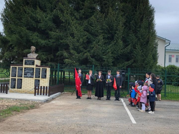 Олы Нырты авыл җирлегендә Җиңү бәйрәменә багышланган митингтан соң тыл ветераннарының өйләренә барып хәлләрен белделәр