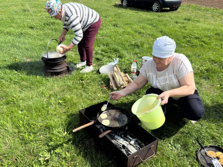 Ике басу Арташ мәдәният йортының «Фирүзә» агитбригадасы басуда «Беренче буразна» йоласын үткәрде
