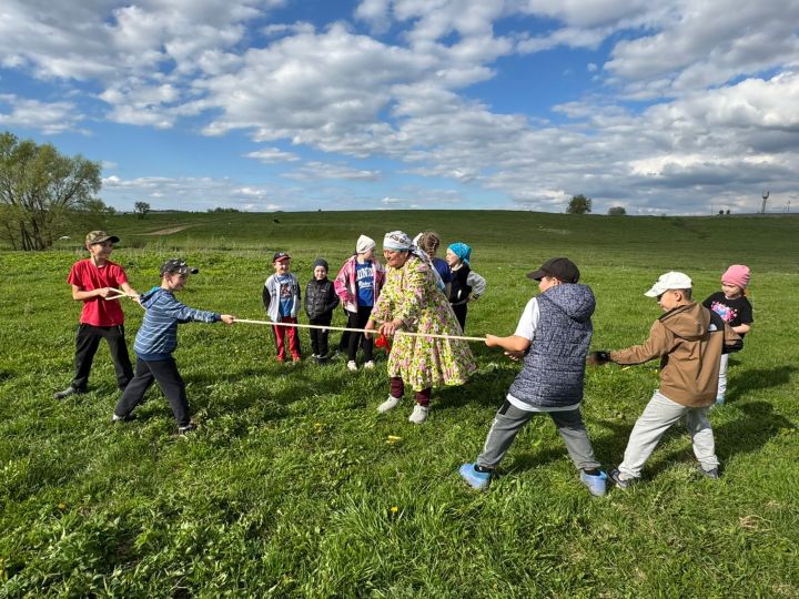 Ике басу Арташ мәдәният йортының «Фирүзә» агитбригадасы басуда «Беренче буразна» йоласын үткәрде