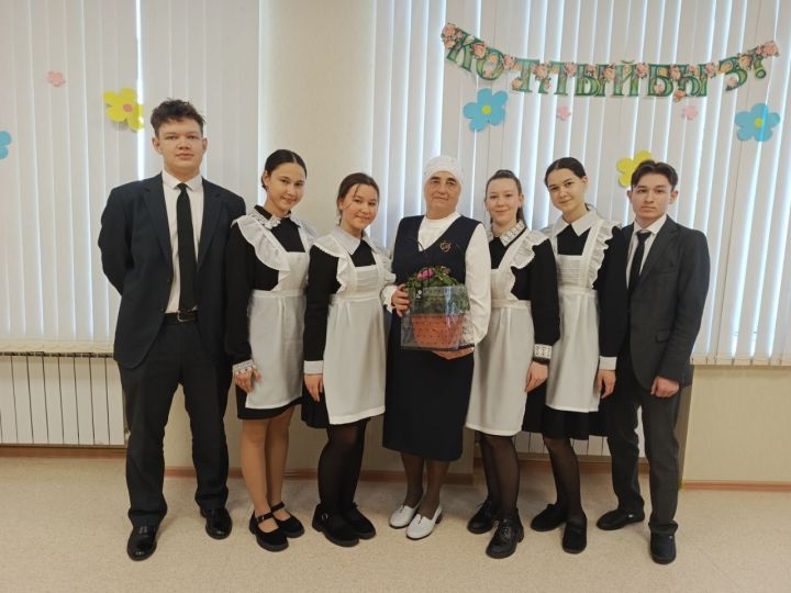 Эзмә урта мәктәбендә педагогны хөрмәтләделәр