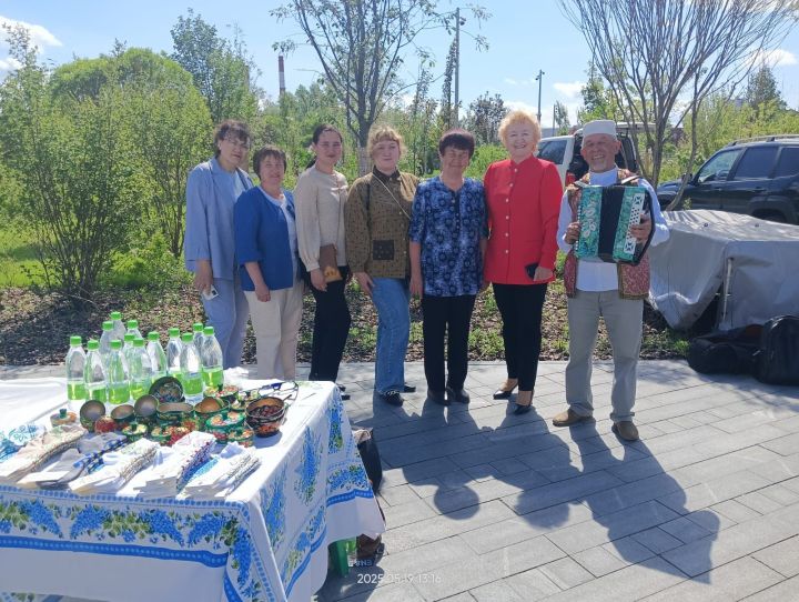 Сабалылар  Казанда узган Матбугат бәйрәмендә  килгән халыкны коймак белән сыйладылар