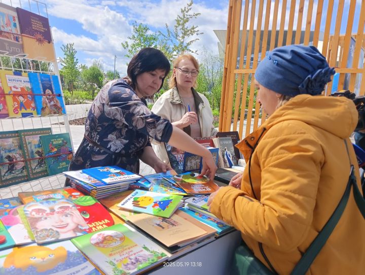 Сабалылар  Казанда узган Матбугат бәйрәмендә  килгән халыкны коймак белән сыйладылар