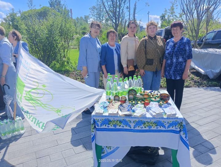 Сабалылар  Казанда узган Матбугат бәйрәмендә  килгән халыкны коймак белән сыйладылар