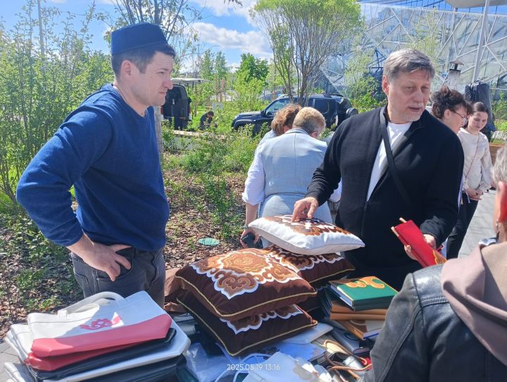 Сабалылар  Казанда узган Матбугат бәйрәмендә  килгән халыкны коймак белән сыйладылар