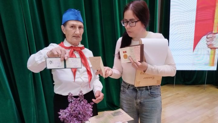 Лесхоздан Нәкыя апа Төхфәтуллова яшьләргә пионер булган чаклары турында сөйләде