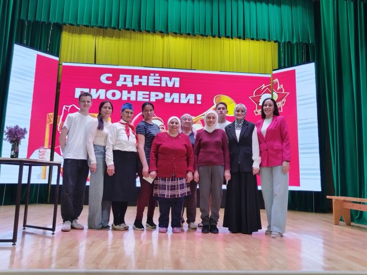 Лесхоздан Нәкыя апа Төхфәтуллова яшьләргә пионер булган чаклары турында сөйләде