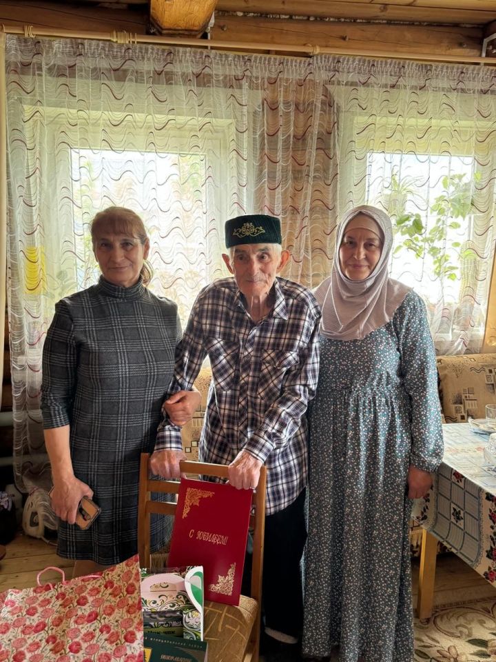 Олы Шыңар авылында яшәүче Хәбир ага Гайнановны 90 яшьлек юбилее белән котладылар