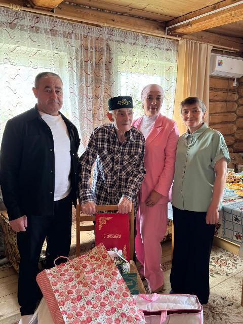 Олы Шыңар авылында яшәүче Хәбир ага Гайнановны 90 яшьлек юбилее белән котладылар