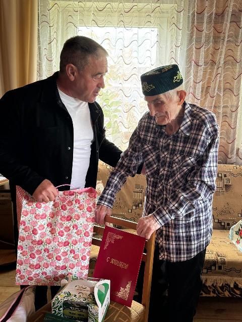 Олы Шыңар авылында яшәүче Хәбир ага Гайнановны 90 яшьлек юбилее белән котладылар