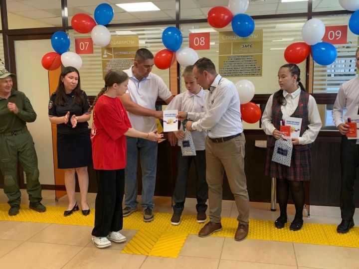 Районыбызның яшь гражданнарына паспортлар тапшырдылар