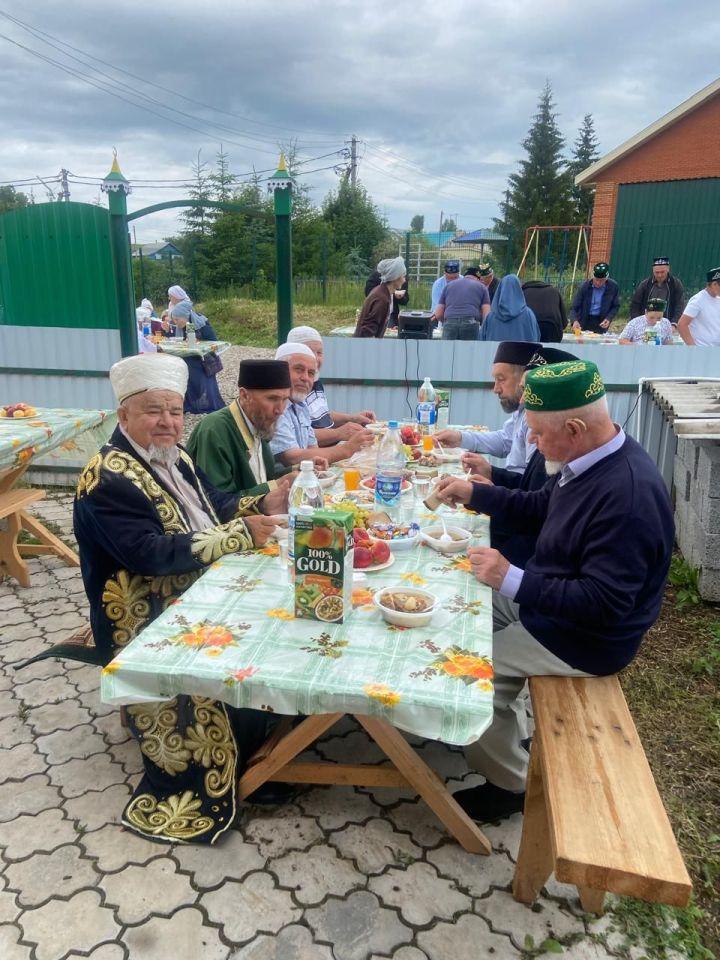 Оет авылында яшәүчеләр ачык һавада Корбан ашы уздырдылар