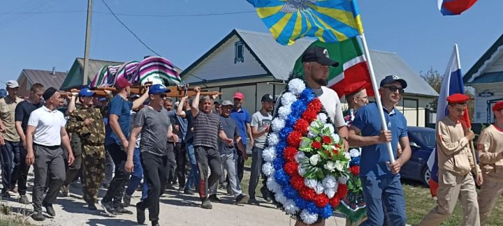 Махсус хәрби операциядә вафат булган райондашыбыз - Олыяз авылыннан Илнур Шәйхуллинны  соңгы юлга озаттылар