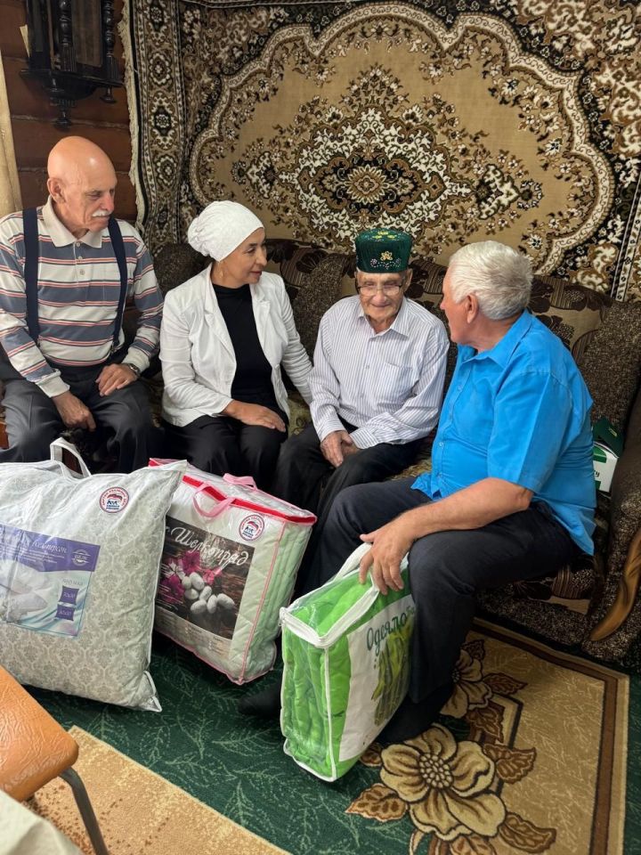Байлар Сабасында яшәүче  Рифмир Сөнгатуллинны 90 яшьлек юбилее белән тәбрикләделәр